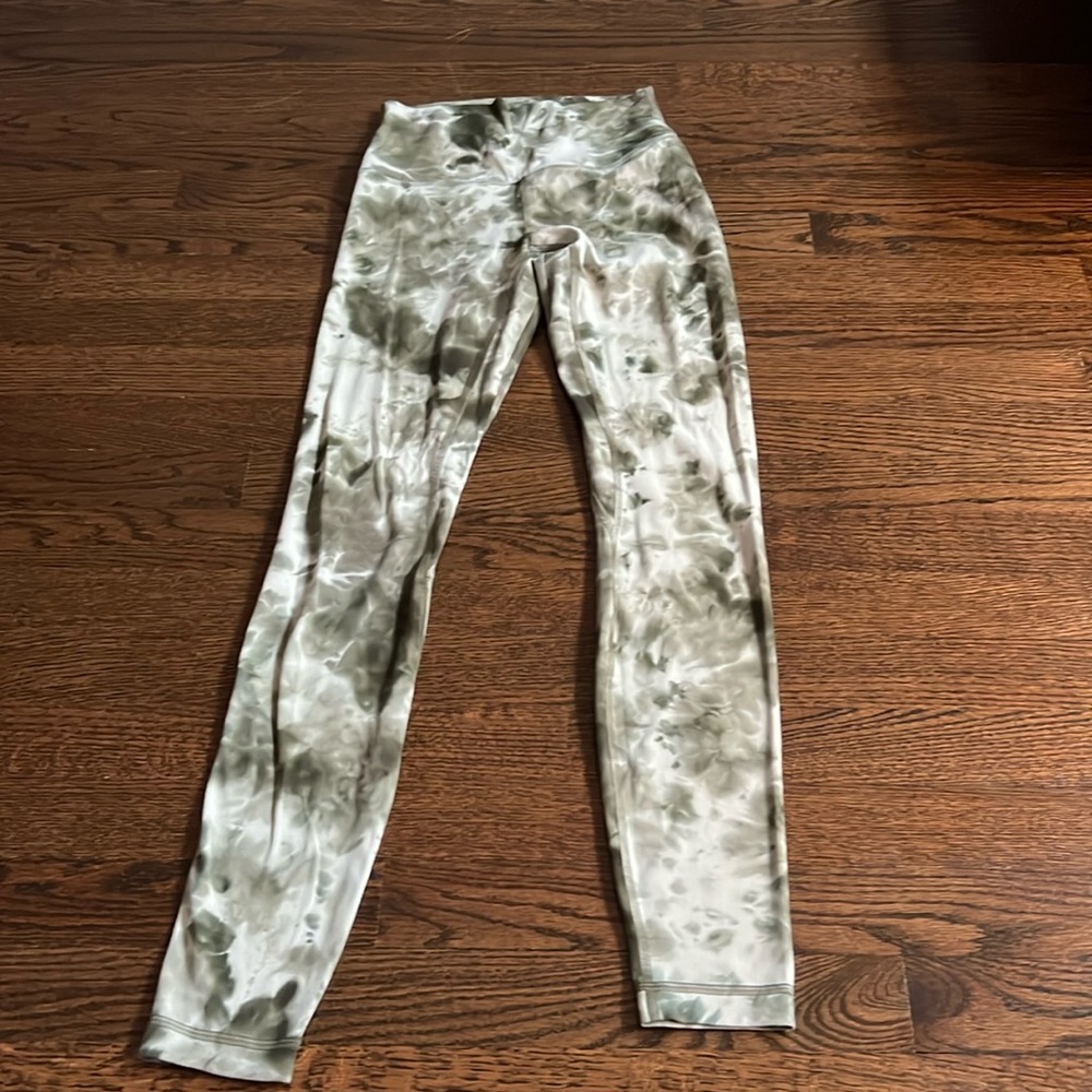 Lululemon green tie dye aligns sz 4 “28 length